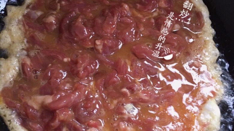 鸡蛋滑牛肉,将拌好的鸡蛋牛肉倒入锅中~
等鸡蛋固定、翻炒~