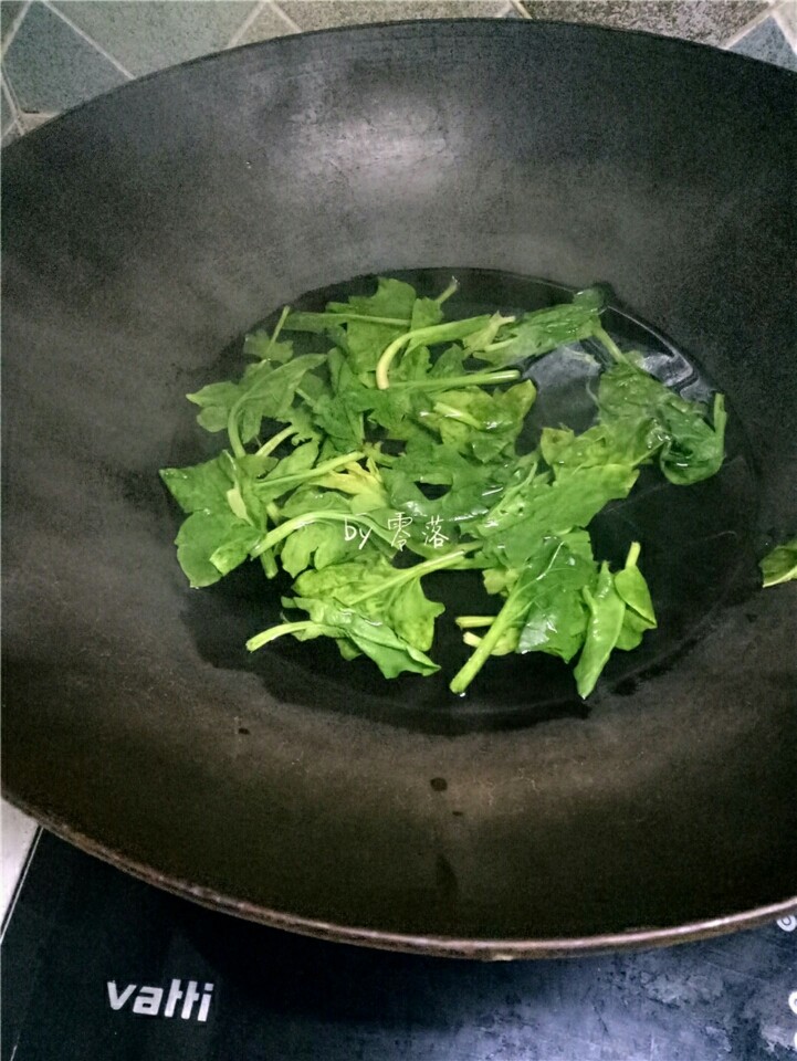 自制青团,锅里倒入清水烧开;放入菠菜叶焯水至菠菜变色;