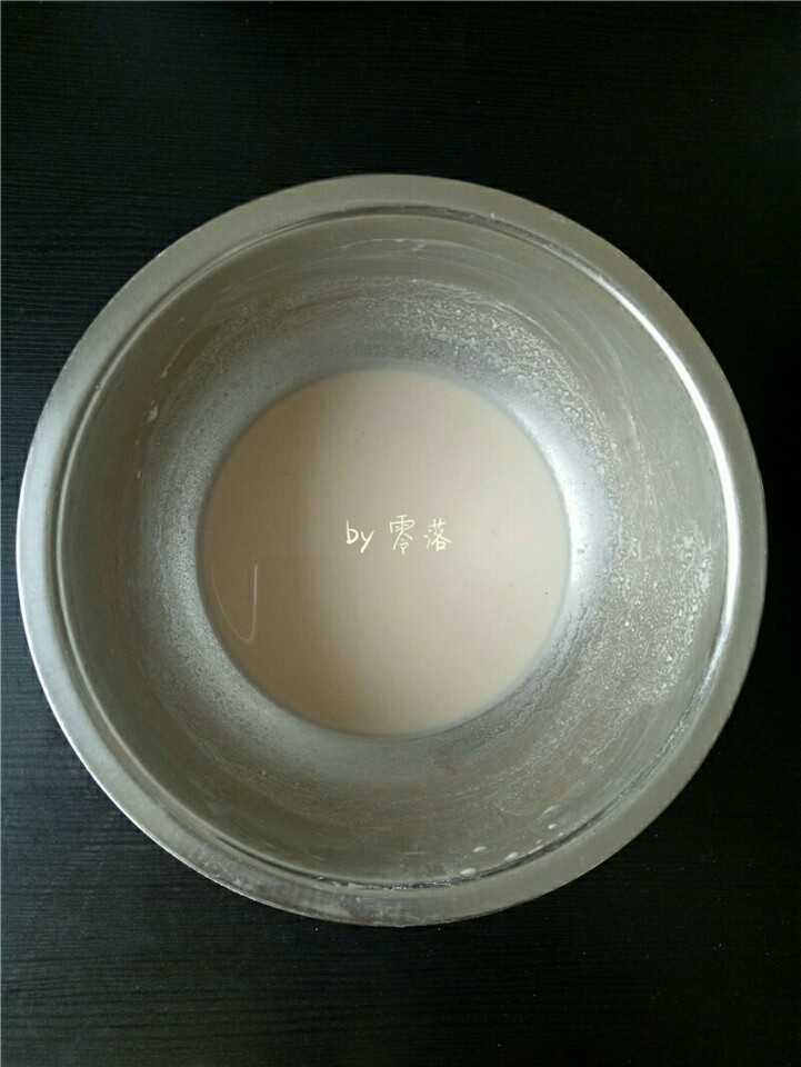自制青团,<a style='color:red;display:inline-block;' href='/shicai/ 3777'>红薯淀粉</a>同44g开水混合,搅拌均匀;