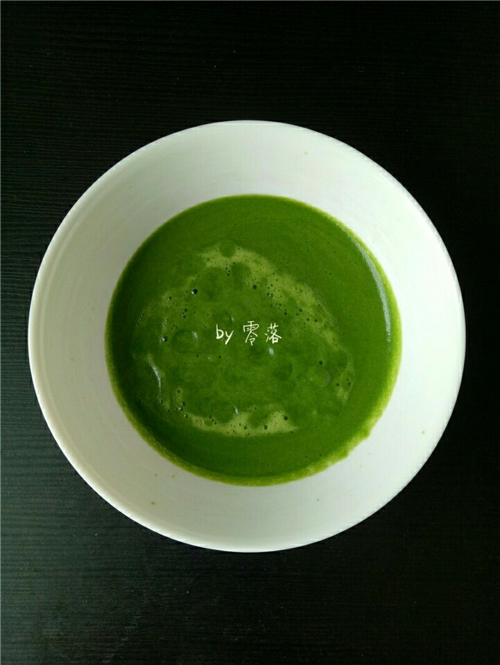 自制青团,将菠菜放入料理机,加入少许凉开水,打成菠菜泥,过滤出菠菜汁;