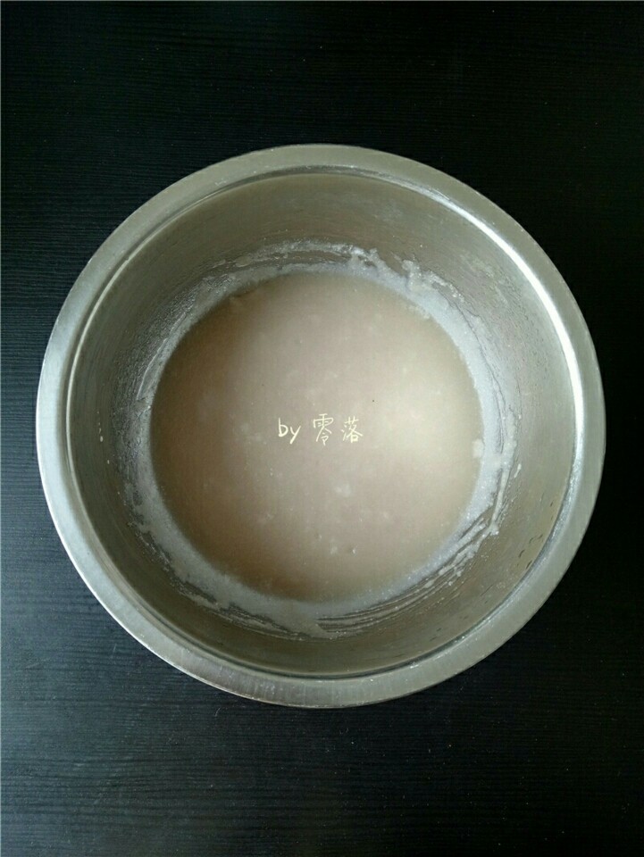 自制青团,蒸好的面团取出,冷却;