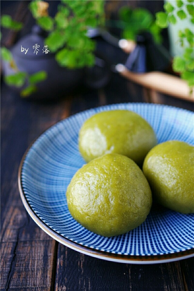 自制青团,包好的青团可以立即食用;但如果放凉了,可放入蒸锅加热即可!