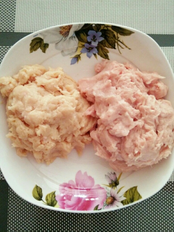 家常双肉三色馄饨,用料理机（下同）将猪肉和鸡肉打成肉泥