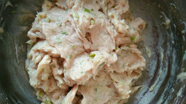 家常双肉三色馄饨,放入大葱，搅拌均匀；
加入熟豆油，根据个人习惯加入总用油量的一半。搅匀。