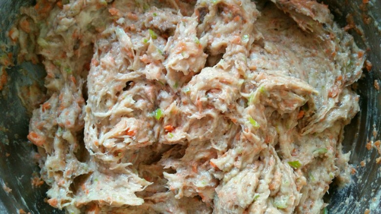 家常双肉三色馄饨,放入香菇、胡萝卜和适量盐，继续搅拌。