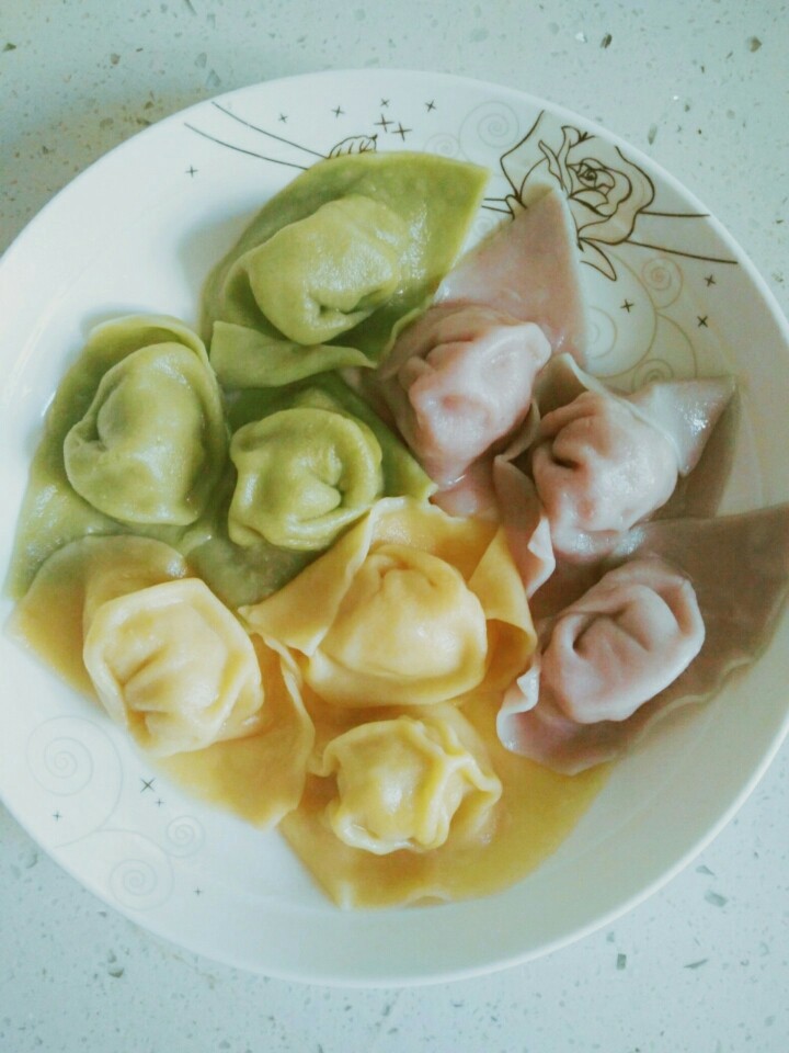 家常双肉三色馄饨,先做好清汤（例如黄瓜片紫菜汤），再煮馄饨，水沸腾后加入冷水，共加三次，最后一次沸腾即可捞出放入清汤里，或捞到碗里再加入清汤。
可多做些馄饨，冷冻起来（冻成型后需密封，以防丢失水分而干裂）