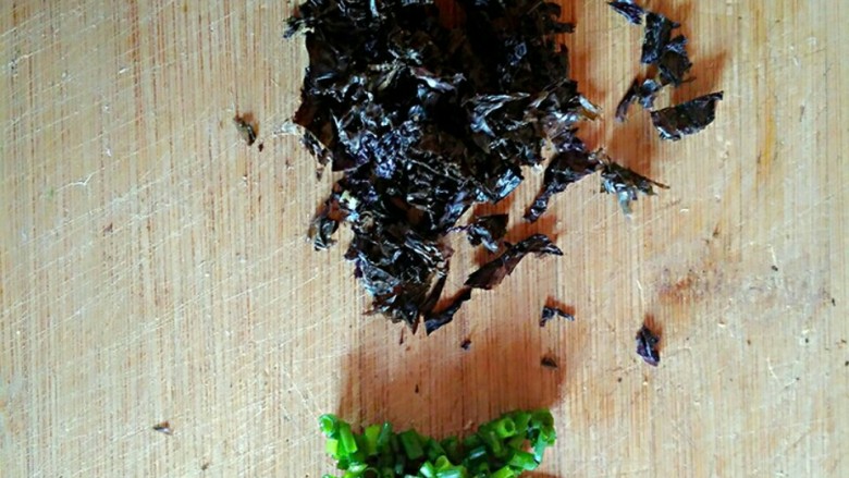 鸡蛋茶—首创,备好<a style='color:red;display:inline-block;' href='/shicai/ 273'>紫菜</a>、葱