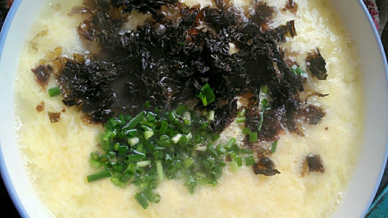 鸡蛋茶—首创,放入紫菜和葱