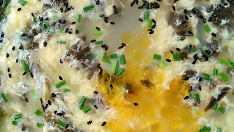 鸡蛋茶—首创,放入熟芝麻、盐、<a style='color:red;display:inline-block;' href='/shicai/ 788'>生抽</a>、醋，淋入<a style='color:red;display:inline-block;' href='/shicai/ 847'>香油</a>