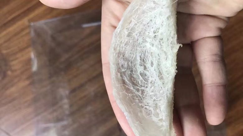 草莓燕窝,取一盏干挑燕窝浸泡3-6小时(我是提前一晚放冰箱)