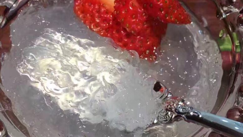 草莓燕窝,炖好后切入草莓🍓,草莓大小按个人口味即可。
