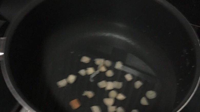 猪肝瘦肉粥,干贝冷水先煮,小朋友要吃的,所有我会煮的时间长点!