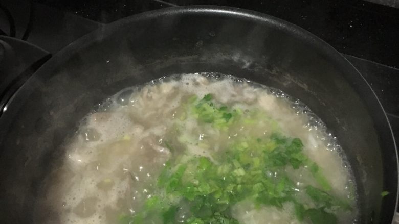 猪肝瘦肉粥,然后加肉,猪肝,这些都容易熟,煮的时间不用长,接着香菜,芹菜切丁,一起放进去,下调料!搞定!