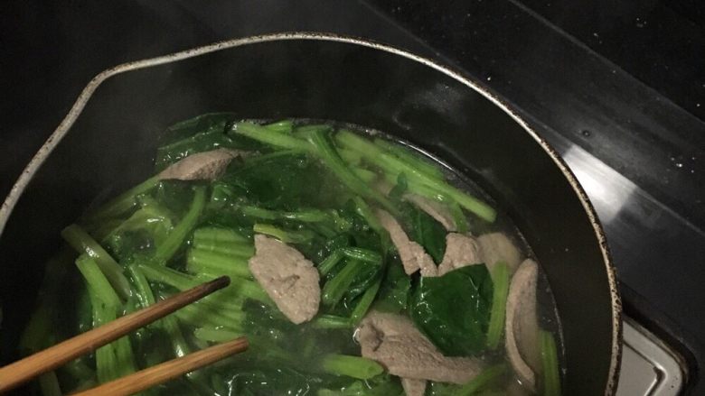 猪肝瘦肉粥,菠菜猪肝汤,名副其实呀,煮开水,猪肝跟过水的菠菜直接放进去,加调料,搞定!