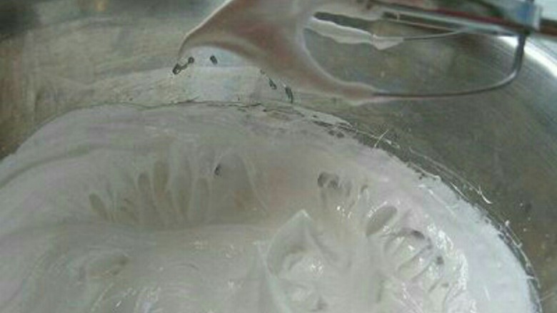苏苏蛋白糖,.打到出现持续高速打发15分钟左右,反正这个蛋白霜不容易打过头,就打到可以hold住纹路然后大胆头上的小尖峰还会下垂,这时蛋白霜非常光滑闪亮。
