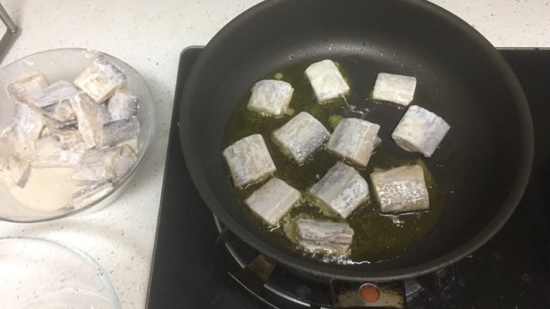 干烧泡椒带鱼,倒入一点油,然后煎带鱼