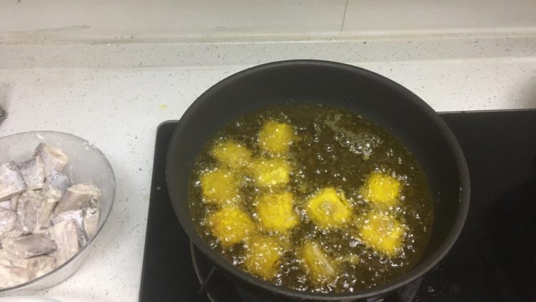 干烧泡椒带鱼,由于我比较懒,所以我通常会倒油至淹没带鱼,这样我就不用冒着被油溅的危险翻面煎了,一次性搞定。
(用不完的油可以乘出来下次炒菜炸东西)