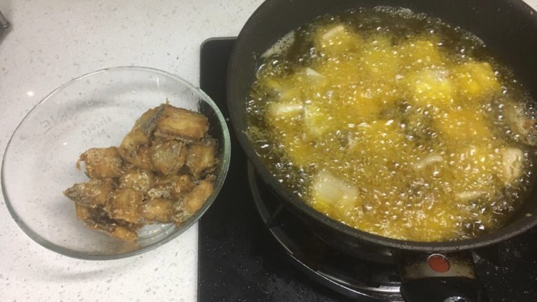 干烧泡椒带鱼,像这样,煎至带鱼金黄色,捞出来待用