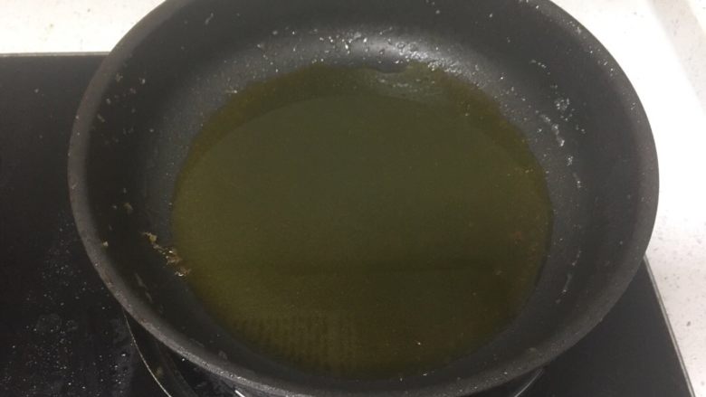干烧泡椒带鱼,锅里倒一点油,待七层热了就可以下下列调料了
