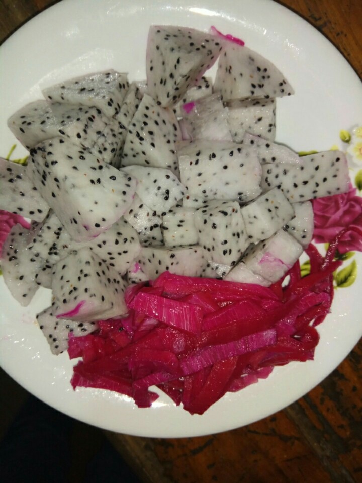 糖醋火龙果皮,火龙果皮切丝和火龙果肉一起装盘,晚饭后享用