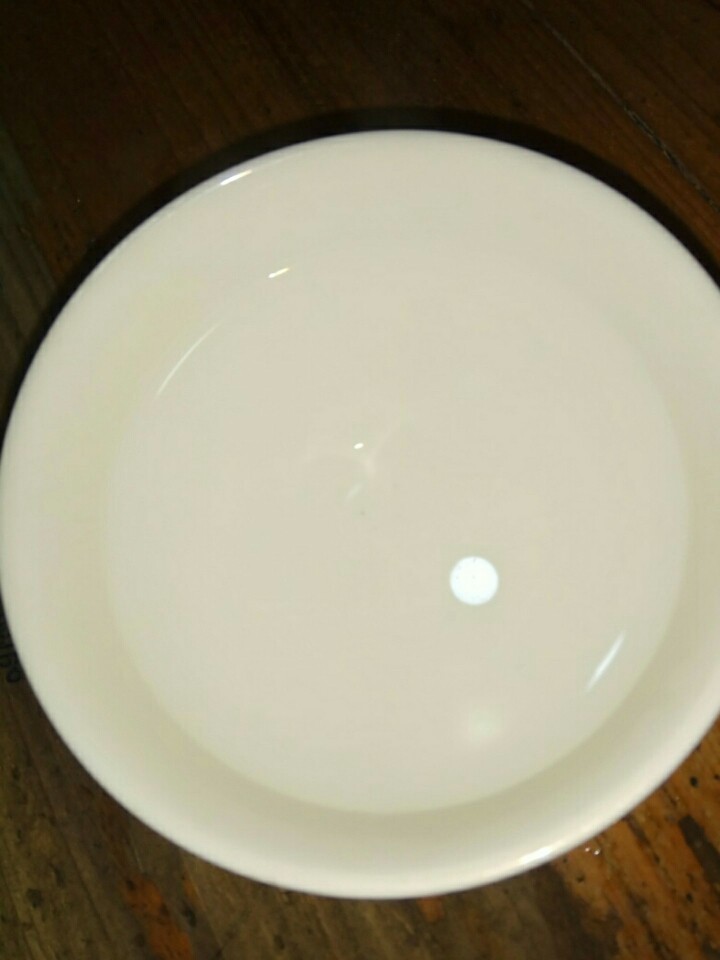 糖醋火龙果皮,晚饭后吃掉果肉囖,剩下的火龙果皮怎么办呢,准备一碗清<a style='color:red;display:inline-block;' href='/shicai/ 156925'>水</a>,放入少量的盐