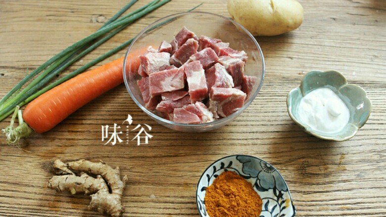 电饭煲版咖喱牛腩,准备好材料,<a style='color:red;display:inline-block;' href='/shicai/ 218'>牛腩</a>切块。