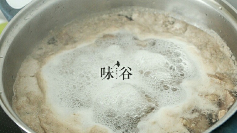 电饭煲版咖喱牛腩,牛腩入锅加清水煮开1分钟,煮出血沫。