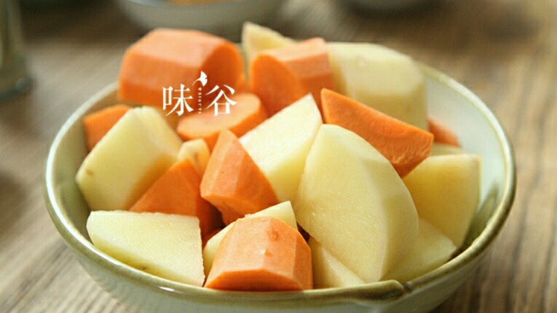 电饭煲版咖喱牛腩,<a style='color:red;display:inline-block;' href='/shicai/ 25'>胡萝卜</a>和<a style='color:red;display:inline-block;' href='/shicai/ 2545'>马铃薯</a>切滚刀块，装起备用。