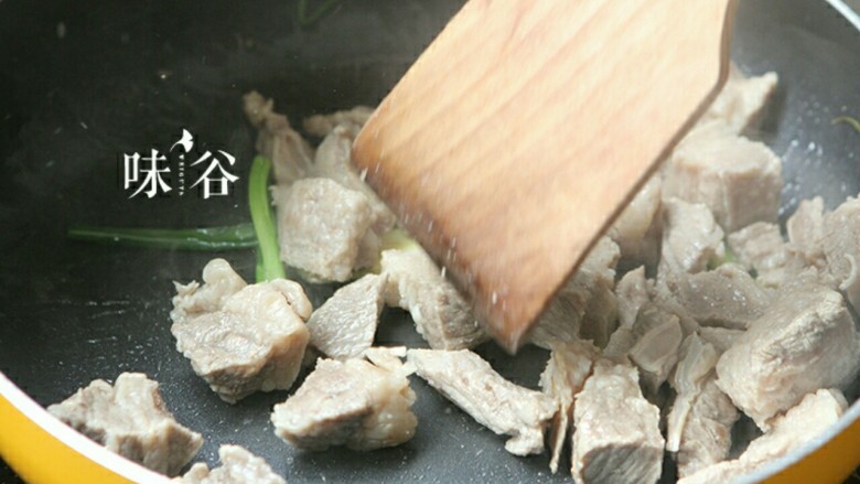 电饭煲版咖喱牛腩,再倒入牛腩，翻炒3分钟左右。