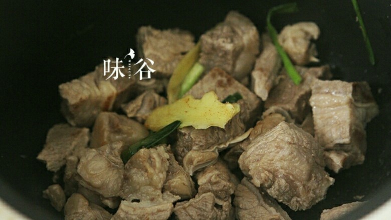 电饭煲版咖喱牛腩, 炒好的牛腩转入另外一个锅内,我用的是电饭锅。