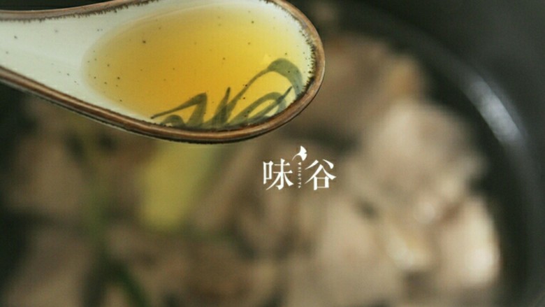 电饭煲版咖喱牛腩,放入一匙<a style='color:red;display:inline-block;' href='/shicai/ 718'>料酒</a>,盖盖,焖煮一个小时。