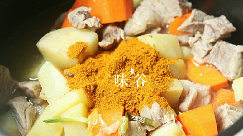 电饭煲版咖喱牛腩,倒入<a style='color:red;display:inline-block;' href='/shicai/ 10666'>咖喱粉</a>,继续焖煮20分钟左右。