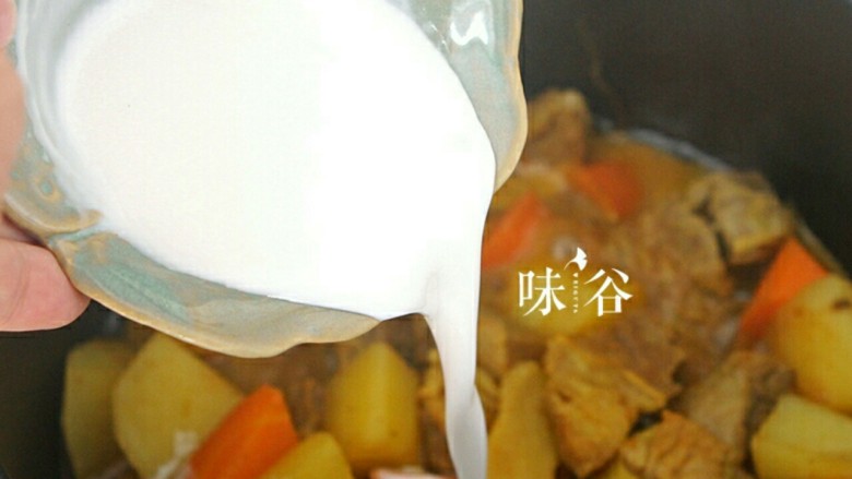 电饭煲版咖喱牛腩,萝卜和马铃薯都煮软了后加入<a style='color:red;display:inline-block;' href='/shicai/ 635'>椰浆</a>，可以放入一小匙<a style='color:red;display:inline-block;' href='/shicai/ 10588'>糖</a>，煮10分钟即可。