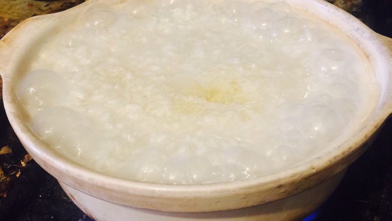 超级懒人煲仔饭,砂锅提前刷满食用油,大米放入砂锅,加入大半指节的凉水。盖上盖子大火烧开后转小火。小火闷煮10分钟