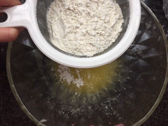 童趣十足的蘑菇饼干,5.筛入面粉
