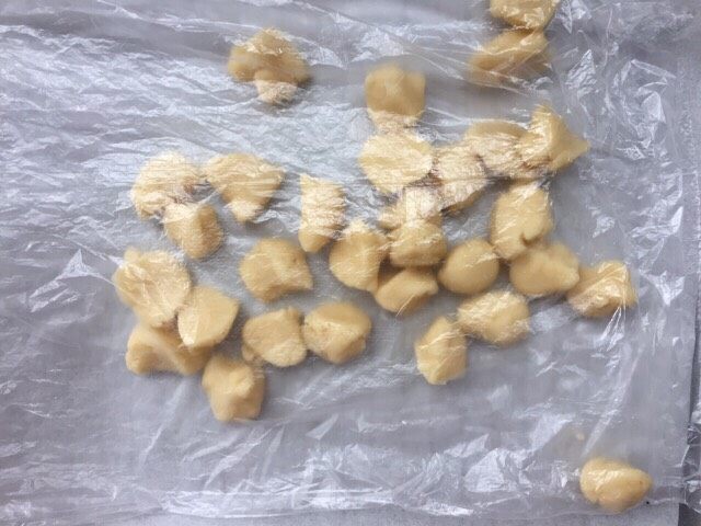 童趣十足的蘑菇饼干,7.平均分成3克一个的面团,盖上保鲜膜防止风干