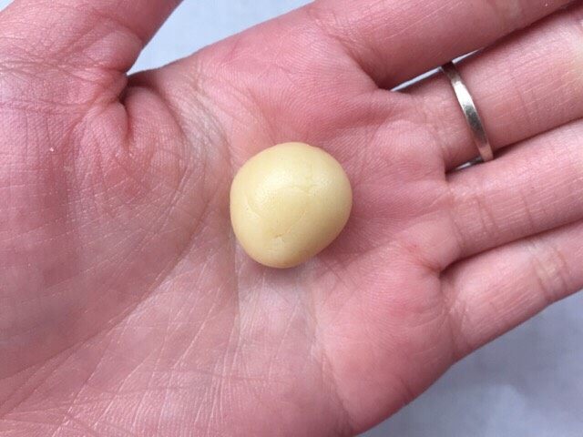 童趣十足的蘑菇饼干,8.取其中一个面团揉匀
