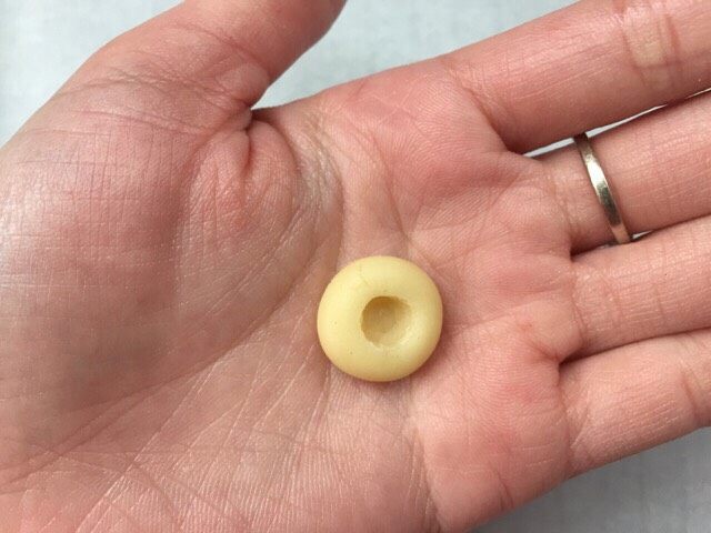 童趣十足的蘑菇饼干,10.一半揉圆稍微压扁后用筷子插一个小洞