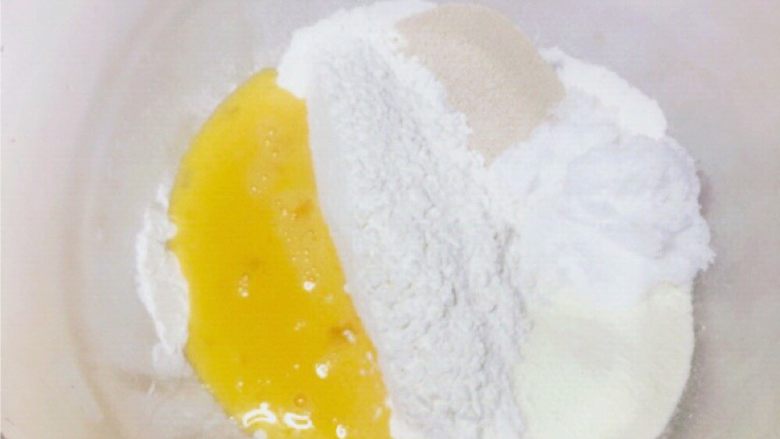 蔓越莓牛奶面包 , 将A的材料称量在面包盆中