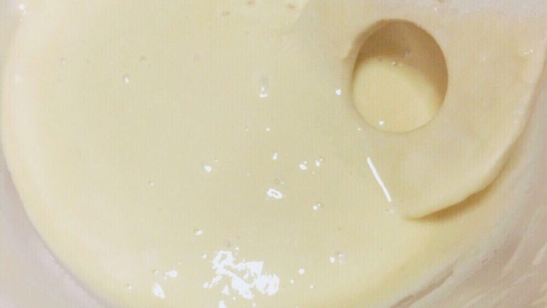 蔓越莓牛奶面包 ,往盆A的干酵母上倒水,用木铲用力搅拌