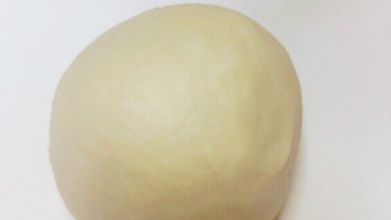 蔓越莓牛奶面包 ,材料搅拌均匀成团后放在桌上揉面