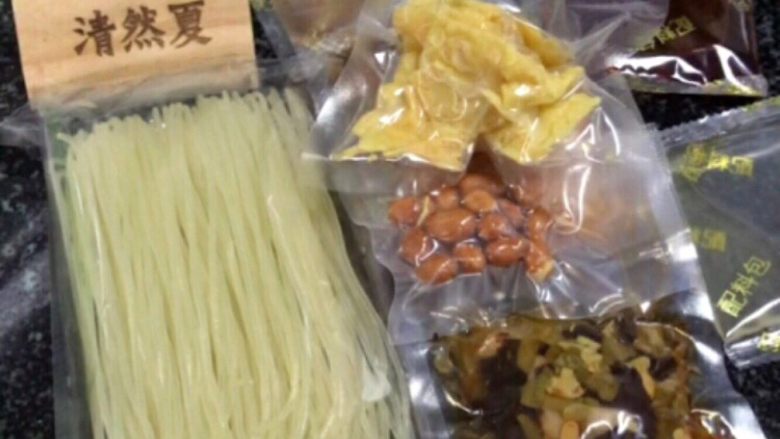 柳州螺蛳粉,打开袋装螺蛳粉,取出所有材料