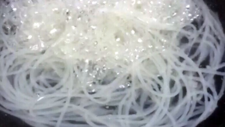 柳州螺蛳粉,煮至汤汁变白,捞出