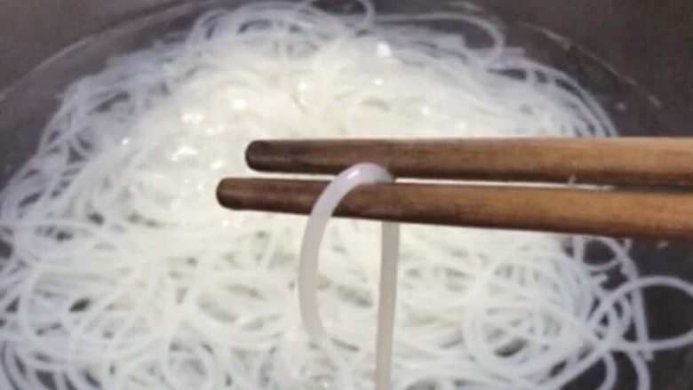柳州螺蛳粉,煮到筷子可以夹断米粉即可!