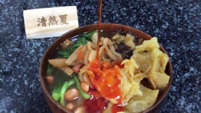 柳州螺蛳粉,根据个人口味添加辣椒油,当然是倒完一整包,越辣越过瘾!