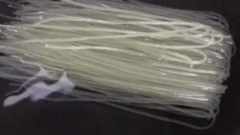 柳州螺蛳粉,最好是把米粉浸泡过夜!煮起来更方便