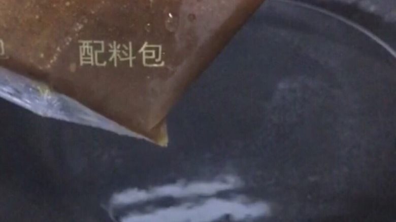 柳州螺蛳粉,烧一碗热水,倒入螺蛳粉汤料包