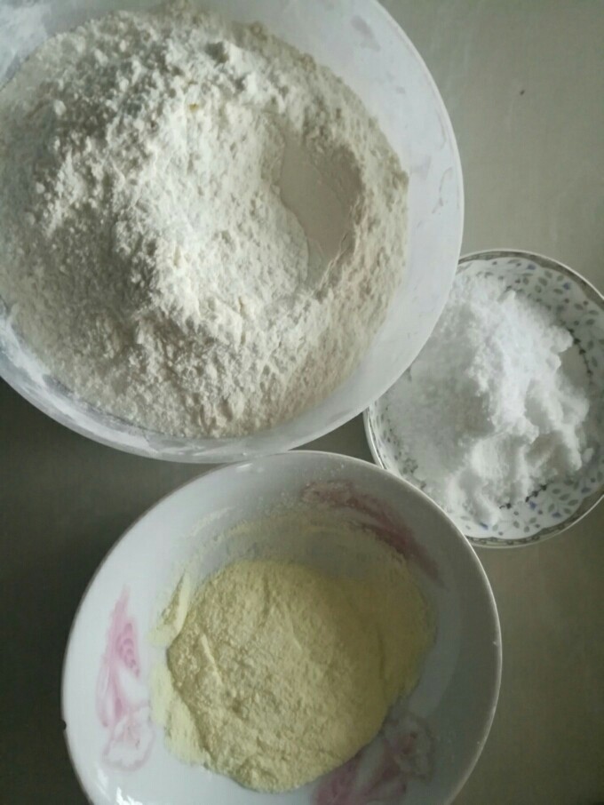 芝麻蔓越莓酥,称取面粉,糖粉,烘焙奶粉。