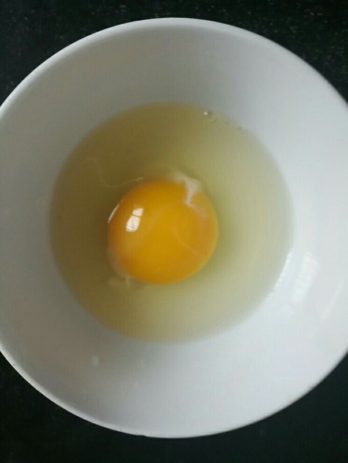 芝麻蔓越莓酥,打一个鸡蛋,搅散。为了不浪费蛋白,我用的是全蛋,液体增多,因此也减少了一点黄油的用量。