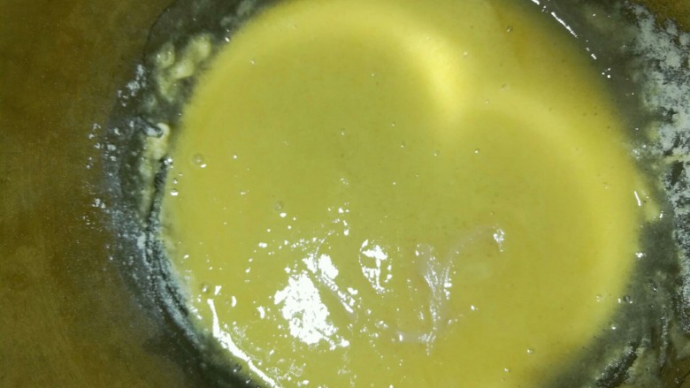 芝麻蔓越莓酥,先用手动打蛋器拌匀,再加蛋液拌匀。